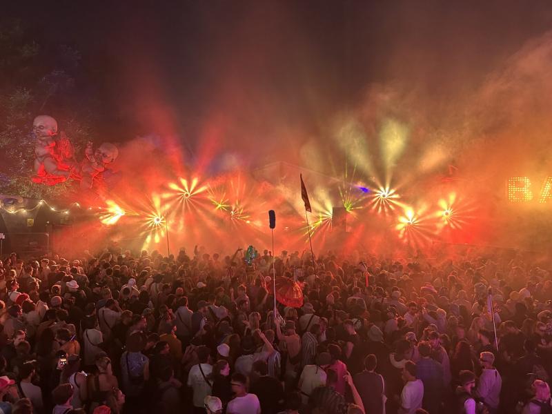 Гластонбери 2025: Claypaky для сцены The Flying Bus