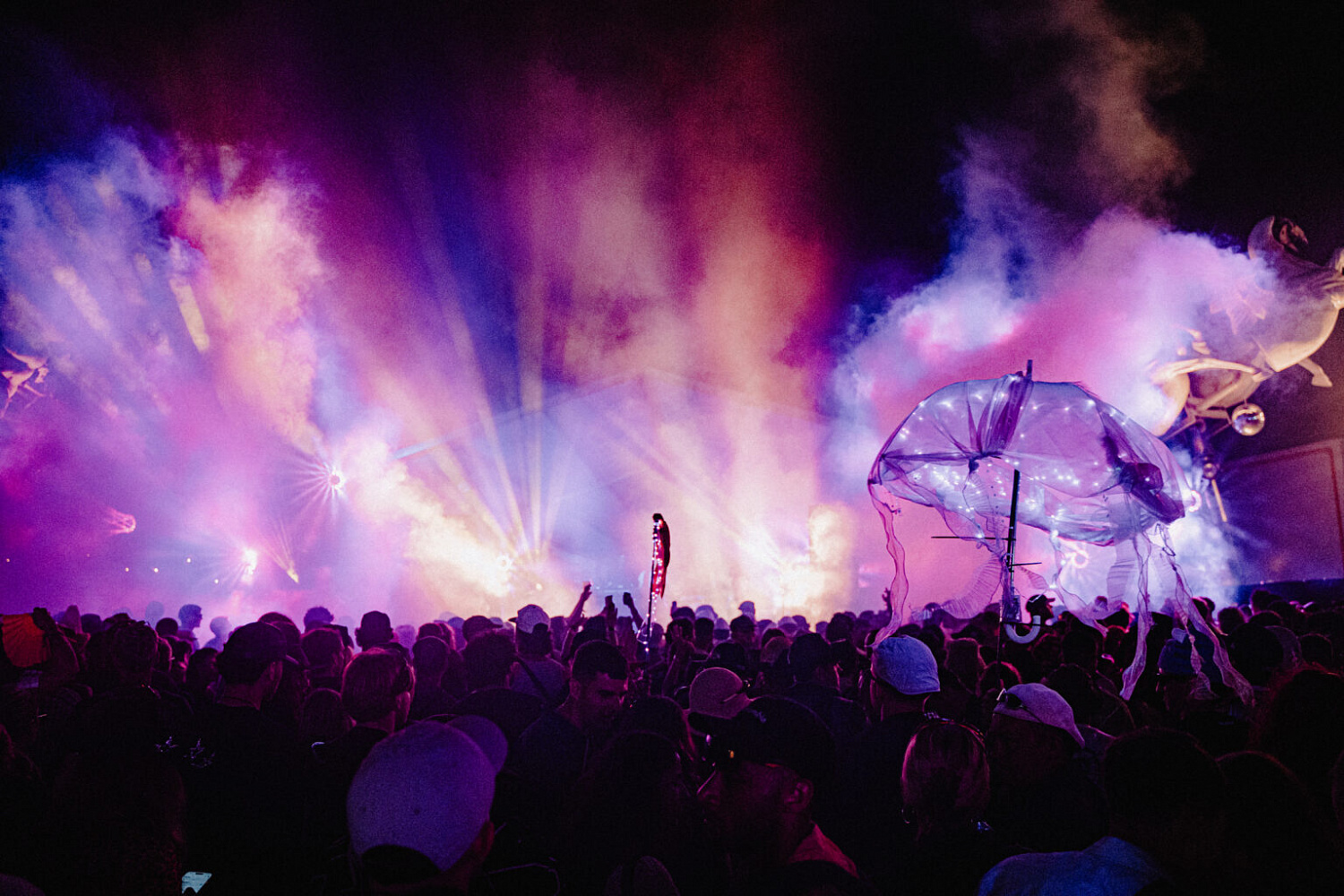 Гластонбери 2025: Claypaky для сцены The Flying Bus