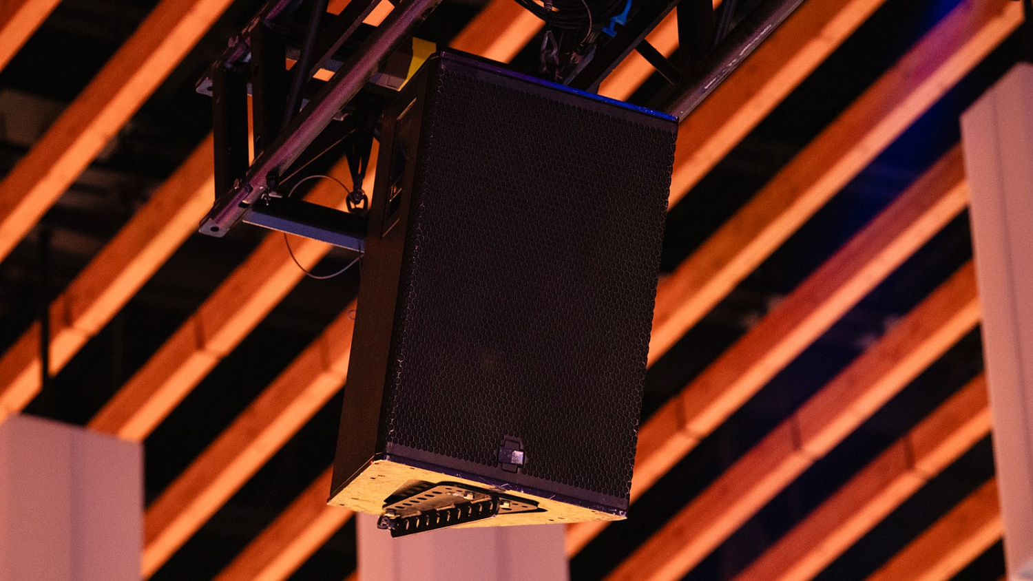 Meyer Sound погрузила TED2024 в мир иммерсивного звука